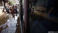 Banjir juga merendam pemukiman kampung Kalibata Pulo, Kelurahan Pancoran, Jakarta Selatan.