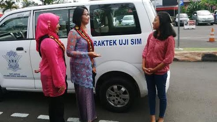 Polwan Polrestabes Surabaya Pakai Kebaya Layani Masyarakat