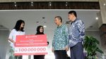 Pengemudi Wanita TransJ Terima Asuransi
