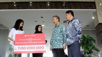 Setiap penerima polis mendapatkan pertanggungan asuransi senilai Rp 100 juta selama setahun.
