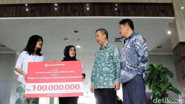 Pengemudi Wanita TransJ Terima Asuransi