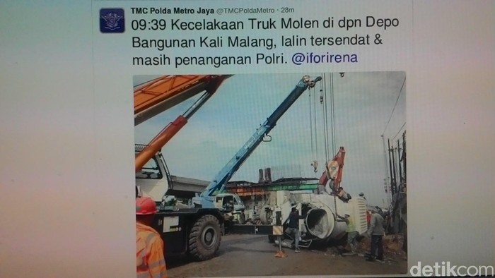 Ada Truk Molen Terbalik, Kalimalang Arah Cawang Stuck