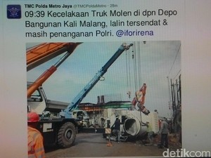 Ada Truk Molen Terbalik, Kalimalang Arah Cawang Stuck