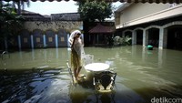 Calon Gubernur DKI Jakarta, Hasnaeni atau yang lebih dikenal dengan Wanita Emas beraktifitas di rumahnya yang terendam banjir di kawasan Kemang, Jakarta, Kamis (21/04/2016).