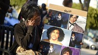 Lorraine Womble, fans wanita yang membawa kolase foto pelantun Breakfast Can wait itu di Leimert Park, California, Amerika Serikat. Kevork Djansezian/Getty Images/detikFoto