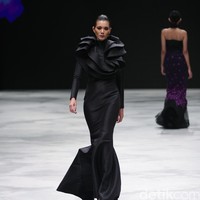 Rizman Ruzaini Fall Winter 2016 Singapore Airlines Cola4ation Indonesia Fashion Week 2016 at Jakarta Convention Center. Senayan. Jakarta. [Foto: Mohammad Abduh/Wolipop]