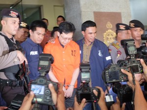 Dikawal Ketat dengan Tangan Terborgol, Hartawan Aluwi Dibawa ke Kejagung