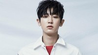Jaket katun putih rancangan Holiday by Koon dipadu t-shirt merah dari Sandro Homme dan celana putih dari Moncler Gamme Bleu terlihat pas di tubuh sang personel EXO. (Kim Hee Jun/Allure Korea)