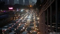 Arus lalu lintas nyaris tak bergerak.