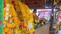 Ada penjual untaian bunga yang membuka lapak di sekitar vihara. Bunga ini digunakan untuk persembahan kepada sang Buddha (Sukma/detikTravel)