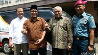 Ketua Umum Pimpinan Pusat Pemuda Muhammadiyah Danhil Anzar Simanjuntak didampingi Din Syamsuddin meresmikan Mobil Cleaning untuk Gerakan Clean, Pray and Love di Jakarta, Jumat (22/4/2016).
