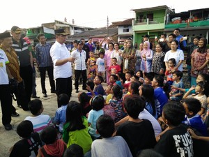 Begini Cara Ridwan Kamil Ajak Anak Pinggiran Rel Kereta Mengaji