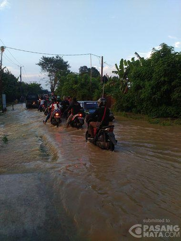 Jalan Raya Babelan Masih Tergenang Air Luapan Sungai Bekasi