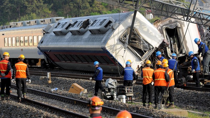 Kereta Malam Anjlok di Korsel, 1 Teknisi Tewas dan 8 Orang Luka-luka