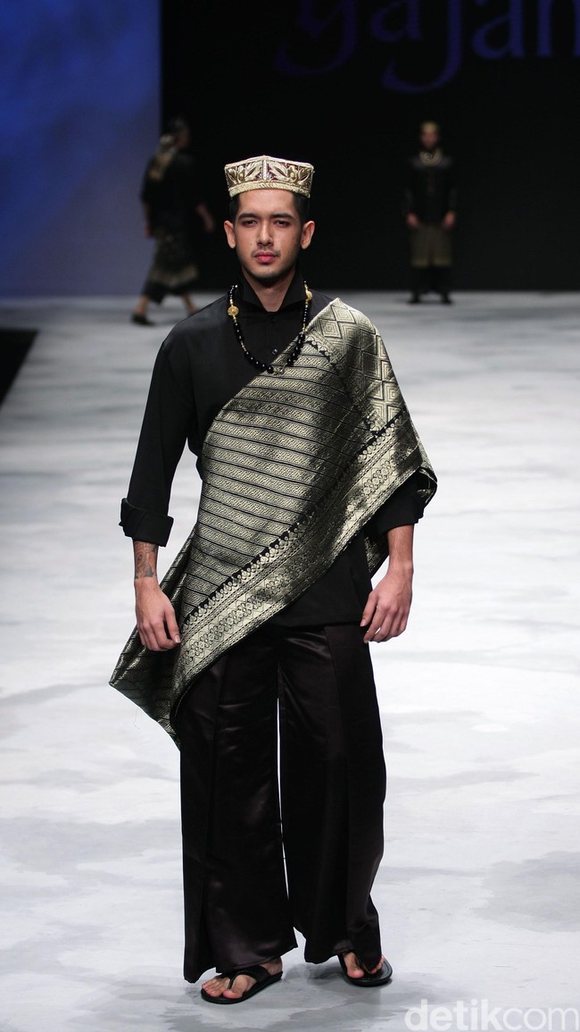 Yajameel by Dato Sri Raja Rezza Shah. Singapore Airlines Cola4ation Indonesia Fashion Week 2016 at Jakarta Convention Center. Senayan. Jakarta. [Foto: Mohammad Abduh/Wolipop]