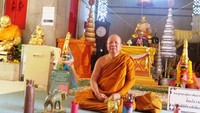 Bhiksu Wong Shin Prhakhruprakaddamnited menjelaskan beberapa kesaktian Luang Pho Thuat. Antara lain bisa menghilang, serta jika menginjak air laut, airnya kemudian akan menjadi tawar (Sukma/detikTravel)