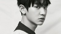 Dalam shot grayscale-pun pelantun Overdose itu tetap bikin fangirls jatuh hati. (Kim Hee Jun/Allure Korea)
