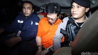 Buronan kasus Bank Century Hartawan Aluwi diserahkan ke Kejaksaan Agung oleh Penyidik Bareskrim. Hartawan dibawa dengan pengawalan ketat kepolisian.