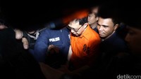 Sejumlah polisi dengan senjata laras panjang awalnya sudah bersiaga di pintu Bareskrim. Hartawan keluar dengan memakai baju tahanan berwarna orange.