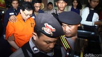 Hartawan dibawa keluar dari gedung Bareskrim, Jalan Trunojoyo, Kebayoran Baru, Jakarta Selatan, Jumat (22/4/2016) sekitar pukul 14.13 WIB.