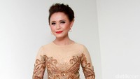 Rossa tampil dengan kebaya berwarna emas. Pool/Gus Mun/detikFoto