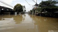 Banjir ini disebabkan oleh jebolnya tanggul Kali Bekasi.