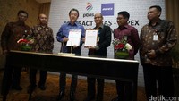 (Kiri- kanan) Vice chairmaint specialist taskforce upstream oil and gas business activity M.I. Zikrullah, Director General of oil and gas Indonesia Igusti Nyoman Wiratmaja Puja, Director Corporate coordination of Inpex Hitoshi Okawa, Directors Of Patra Badak Arun Solusi Nanang Untung, Director of HR and General Affairs of pertamina Dwi W. Daryoto dan Dirut Pertamina Patra Niaga Gandhi Sriwidodo berfoto bersama setelah dilakukannya penandatanganan kerjasama antara Patra Badak Arun Solusi Dengan Inpex di Jakarta, Jumat (22/04/2016).