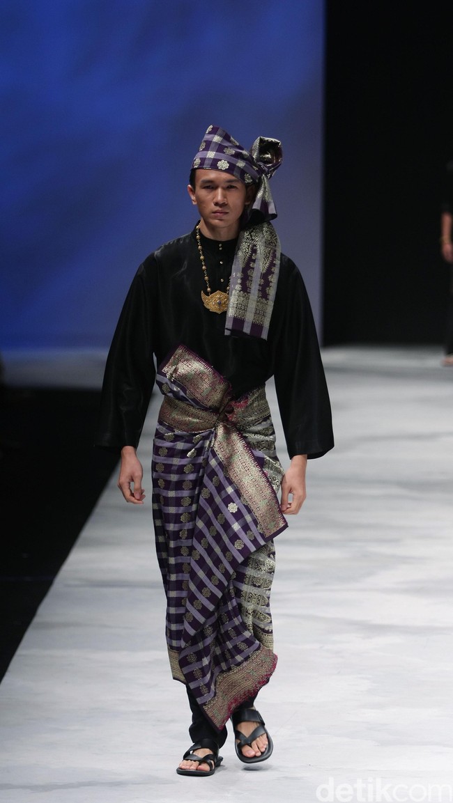 Yajameel by Dato Sri Raja Rezza Shah. Singapore Airlines Cola4ation Indonesia Fashion Week 2016 at Jakarta Convention Center. Senayan. Jakarta. [Foto: Mohammad Abduh/Wolipop]