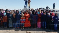Banyak warga lokal maupun wisatawan yang turut menonton festival ini. Festival Unta Mongolia memang sayang untuk dilewatkan dan selalu jadi tontonan favorit di sana (B. Rentsendorj/Reuters)