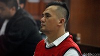 Saat sidang disebutkan barang bukti berupa celana dalam serta sprei. Pool/Noel/detikFoto.
