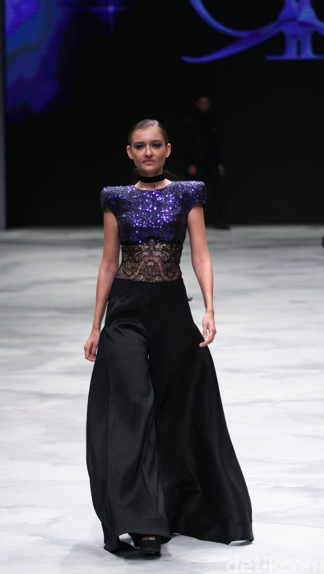 Rizman Ruzaini Fall Winter 2016 Singapore Airlines Cola4ation Indonesia Fashion Week 2016 at Jakarta Convention Center. Senayan. Jakarta. [Foto: Mohammad Abduh/Wolipop]