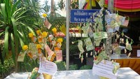 Ada pula persembahan berupa uang Bath Thailand dalam tangkai vas seperti ini. Semua demi keberkahan yang akan dirasakan di masa depan (Sukma/detikTravel)