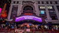 Tribute to Prince menghiasi layar Hard Rock Cafe di Times Square, New York, Amerika Serikat. Roy Rochlin/Getty Images/detikFoto.