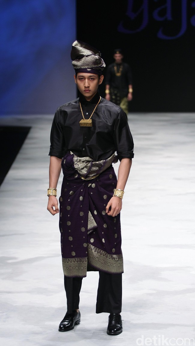 Yajameel by Dato Sri Raja Rezza Shah. Singapore Airlines Cola4ation Indonesia Fashion Week 2016 at Jakarta Convention Center. Senayan. Jakarta. [Foto: Mohammad Abduh/Wolipop]