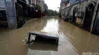 Sebelumnya, banjir diwilayah itu setinggi empat meter. Penyebab banjir hingga plafon rumah warga ini disebabkan tanggul di RW 10 permukiman setempat jebol.