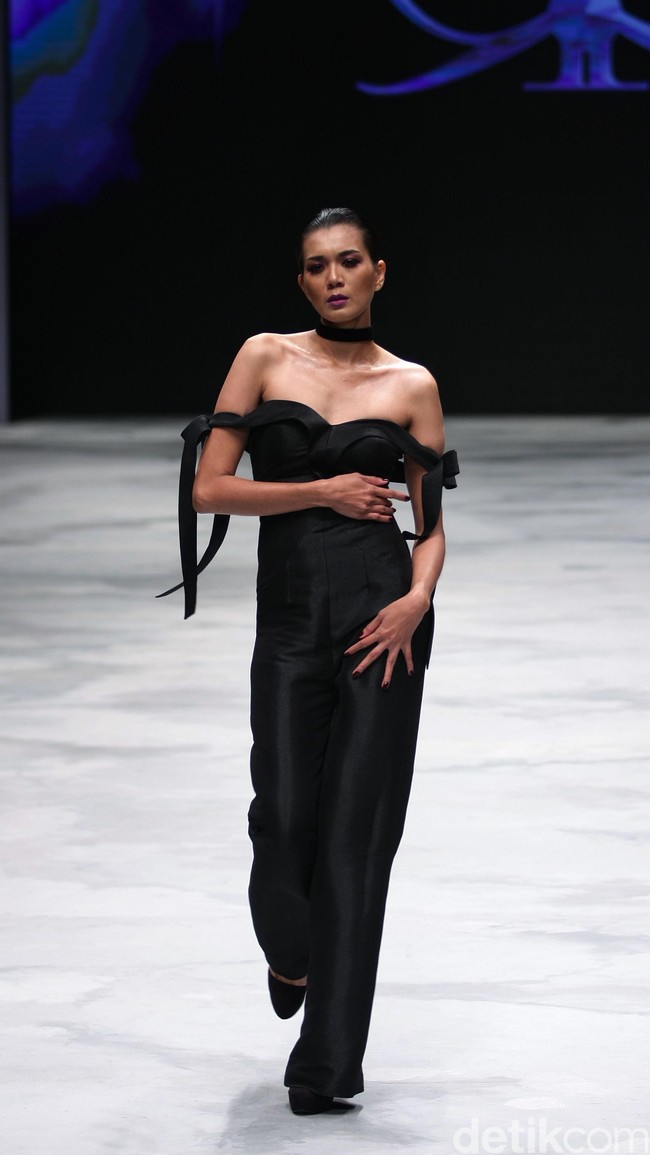 Rizman Ruzaini Fall Winter 2016 Singapore Airlines Cola4ation Indonesia Fashion Week 2016 at Jakarta Convention Center. Senayan. Jakarta. [Foto: Mohammad Abduh/Wolipop]