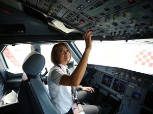 Perjalanan Pilot Cantik Kapten Monika Menggapai Cita Hingga Angkasa