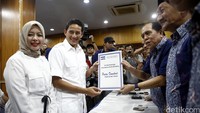 Sandiaga menyerahkan formulir pendaftaran.