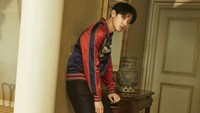 Dengan rambut yang agak basah, Chanyeol tampak gaya dalam balutan busana dari Louis Vuitton dan sandal Birkenstock. (Kim Hee Jun/Allure Korea)