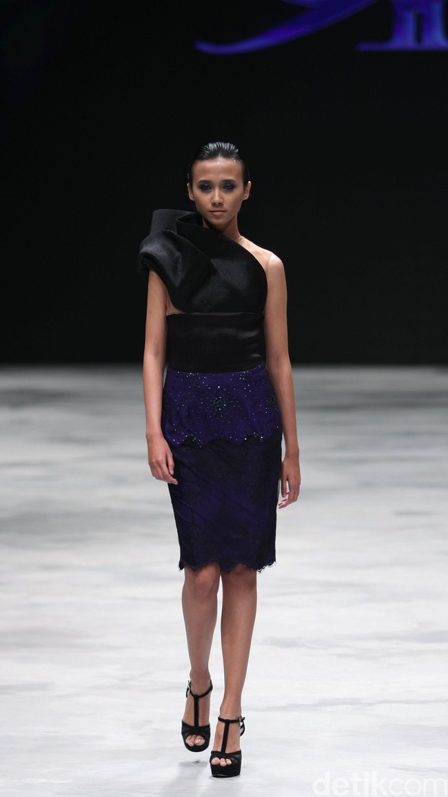 Rizman Ruzaini Fall Winter 2016 Singapore Airlines Cola4ation Indonesia Fashion Week 2016 at Jakarta Convention Center. Senayan. Jakarta. [Foto: Mohammad Abduh/Wolipop]