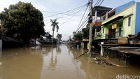 Banjir akibat luapan Kali Bekasi ini paling parah menerjang Perumahan Pondok Gede Permai (PGP) di Kecamatan Jatiasih, Kota Bekasi.