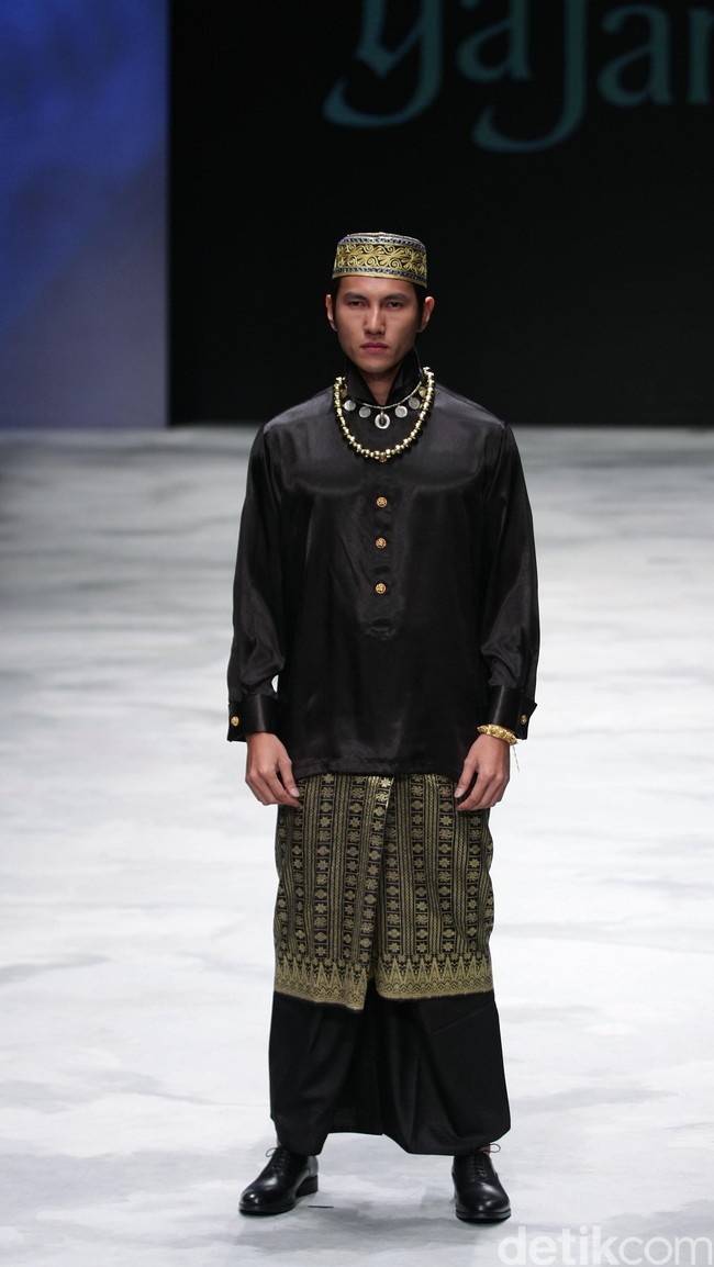 Yajameel by Dato Sri Raja Rezza Shah. Singapore Airlines Cola4ation Indonesia Fashion Week 2016 at Jakarta Convention Center. Senayan. Jakarta. [Foto: Mohammad Abduh/Wolipop]