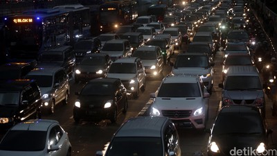 Arus Lalin Sudirman Macet, Begini Penampakannya