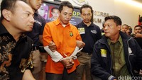 Di hadapan para wartawan, Agus menyatakan penyesalan atas perbuatannya.