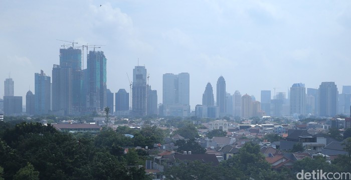 Gedung tinggi di kawasan SCBD dan Gatot Subroto Jakarta dilihat dari Wisma PMI, Jakarta Selatan, Jumat (22/4/2016)