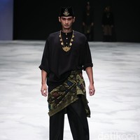 Yajameel by Dato Sri Raja Rezza Shah. Singapore Airlines Cola4ation Indonesia Fashion Week 2016 at Jakarta Convention Center. Senayan. Jakarta. [Foto: Mohammad Abduh/Wolipop]