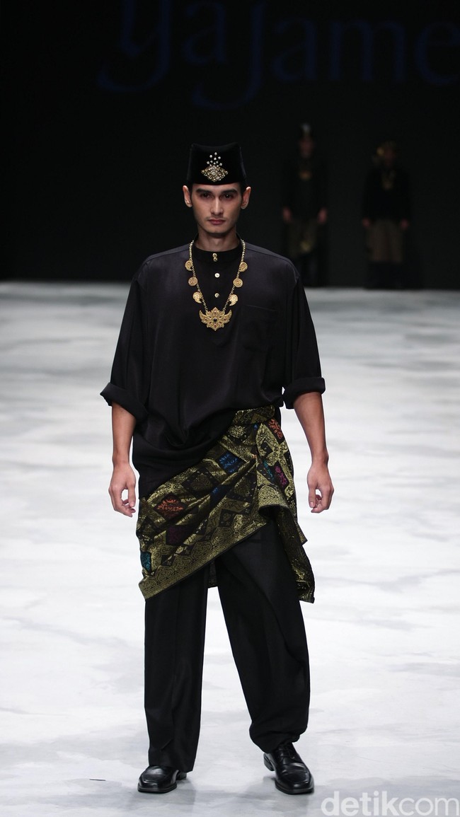 Yajameel by Dato Sri Raja Rezza Shah. Singapore Airlines Cola4ation Indonesia Fashion Week 2016 at Jakarta Convention Center. Senayan. Jakarta. [Foto: Mohammad Abduh/Wolipop]
