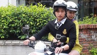 Keduanya tampak mengendarai sepeda motor matic untuk berkeliling kota. (Star Daily News Korea)