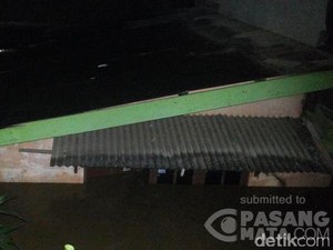 Hingga Pagi, Banjir di Jl Pramuka Kota Bekasi Masih 2 Meter