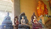 Sosok Luang Pho Thuat di vihara ini dihadirkan dalam beberapa beberapa posisi. Terdapat patung Luang Pho Thuat yang sedang bermeditasi duduk, membawa payung, tongkat, dan mangkok (Sukma/detikTravel)
